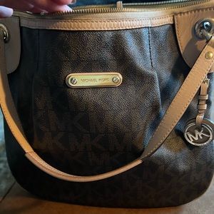 Michael Kors Leather Purse excellent used condition.